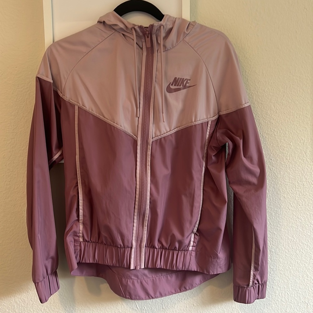 Attention outdoor runners! Perfect running jacket or wind breaker